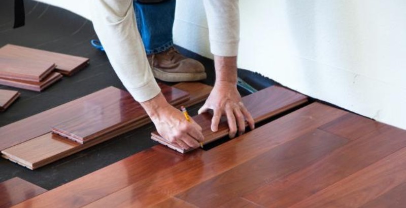 Cómo instalar piso de madera maciza